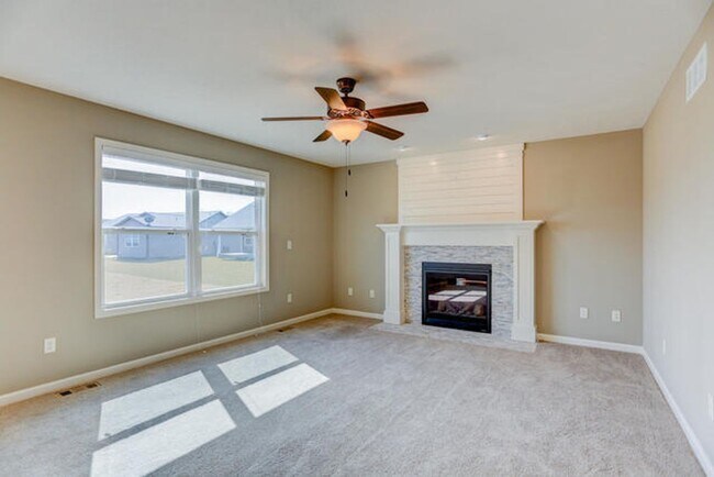 Foto del edificio - Beautiful 5 bed home with New Fence and Finished Basement -  Mahomet - AVAILABLE NOW