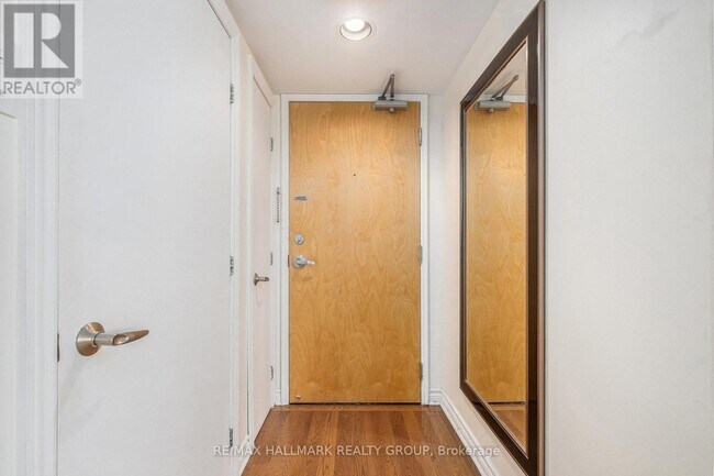 Building Photo - 445-445 Laurier Ave W