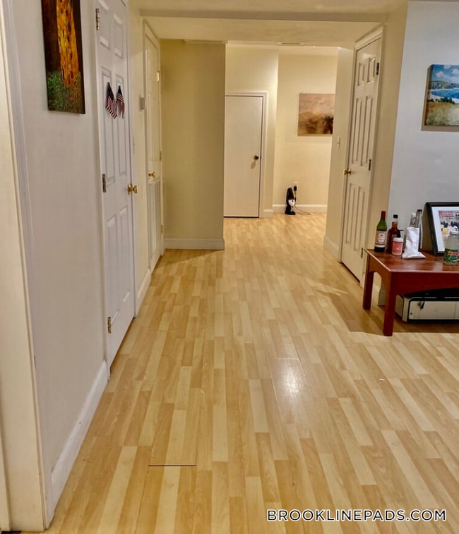 Building Photo - 10 Strathmore Rd