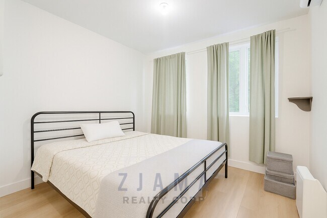 Foto del edificio - 727 DeKalb Ave