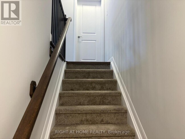 Building Photo - 409 Silverberry Private