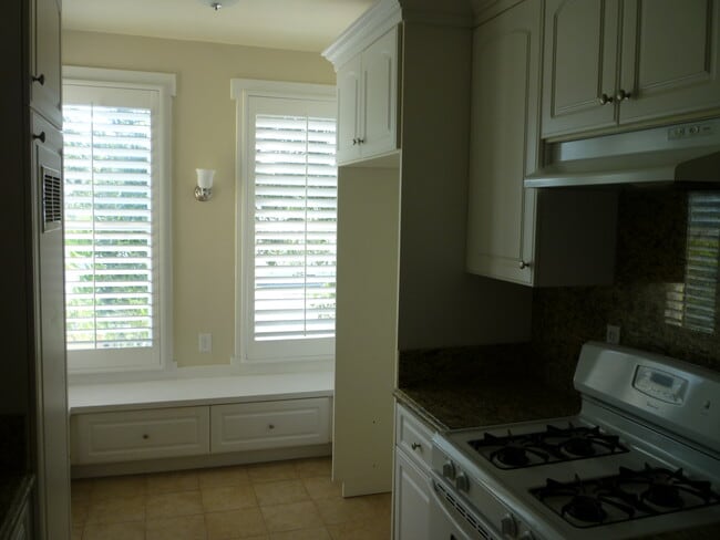 Building Photo - 261 Parke St