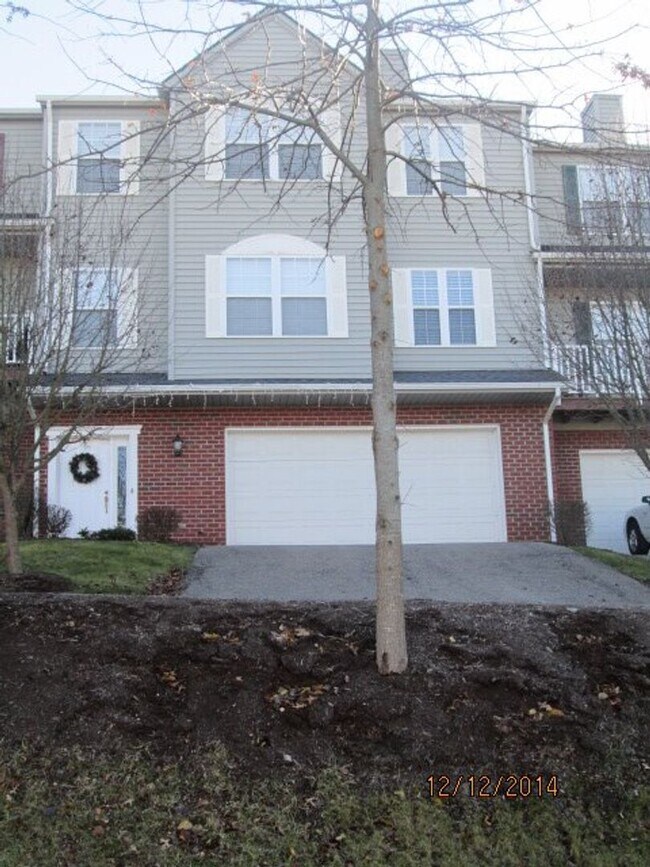 3 Bedroom 2 Half Bath Townhouse with 2 Car... - 3 Bedroom 2 Half Bath Townhouse with 2 Car...
