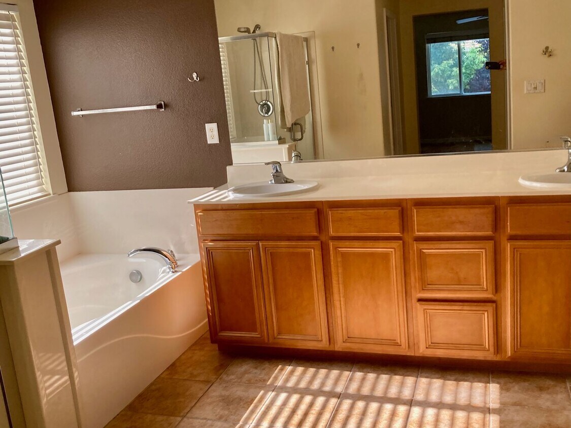 Building Photo - Spacious 4-Bedroom Home in Woodland –Cul-d...