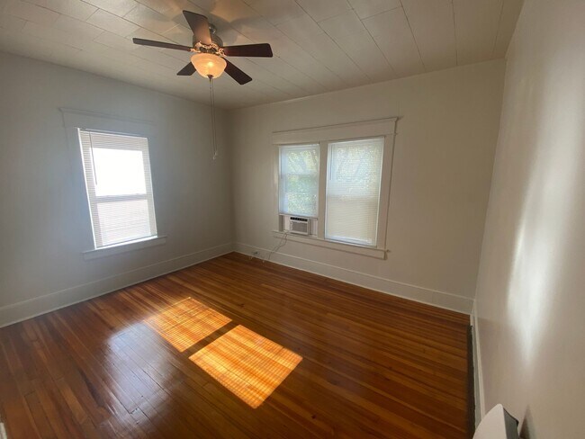 Foto del edificio - 2nd Floor Apartment in Adorable Historic Home!