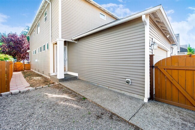Building Photo - 3 br, 2.5 bath House - 18230 97th Avenue C...