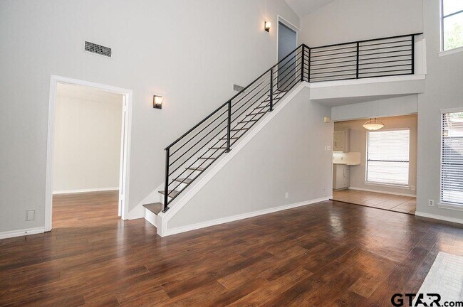 Foto del edificio - 5809 Hollytree-
