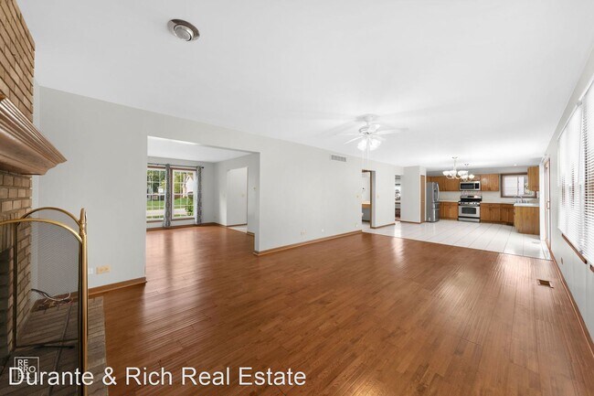 Building Photo - 4 br, 2.5 bath House - 520 Old Country Way