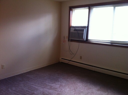 Building Photo - 995 Lynde Dr NE