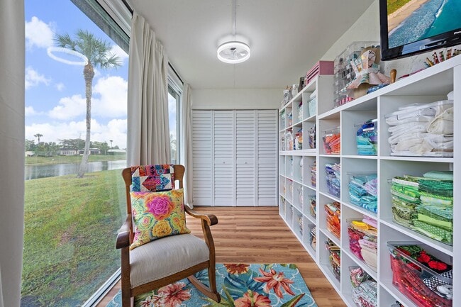 Foto del edificio - 227 Lake Meryl Dr