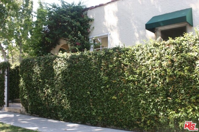 Foto del edificio - 8715 Sherwood Dr