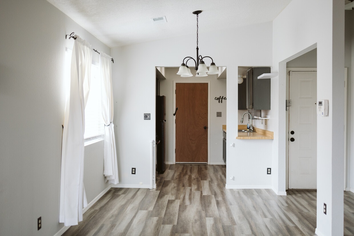 Foto principal - 964 Charles Dr NE