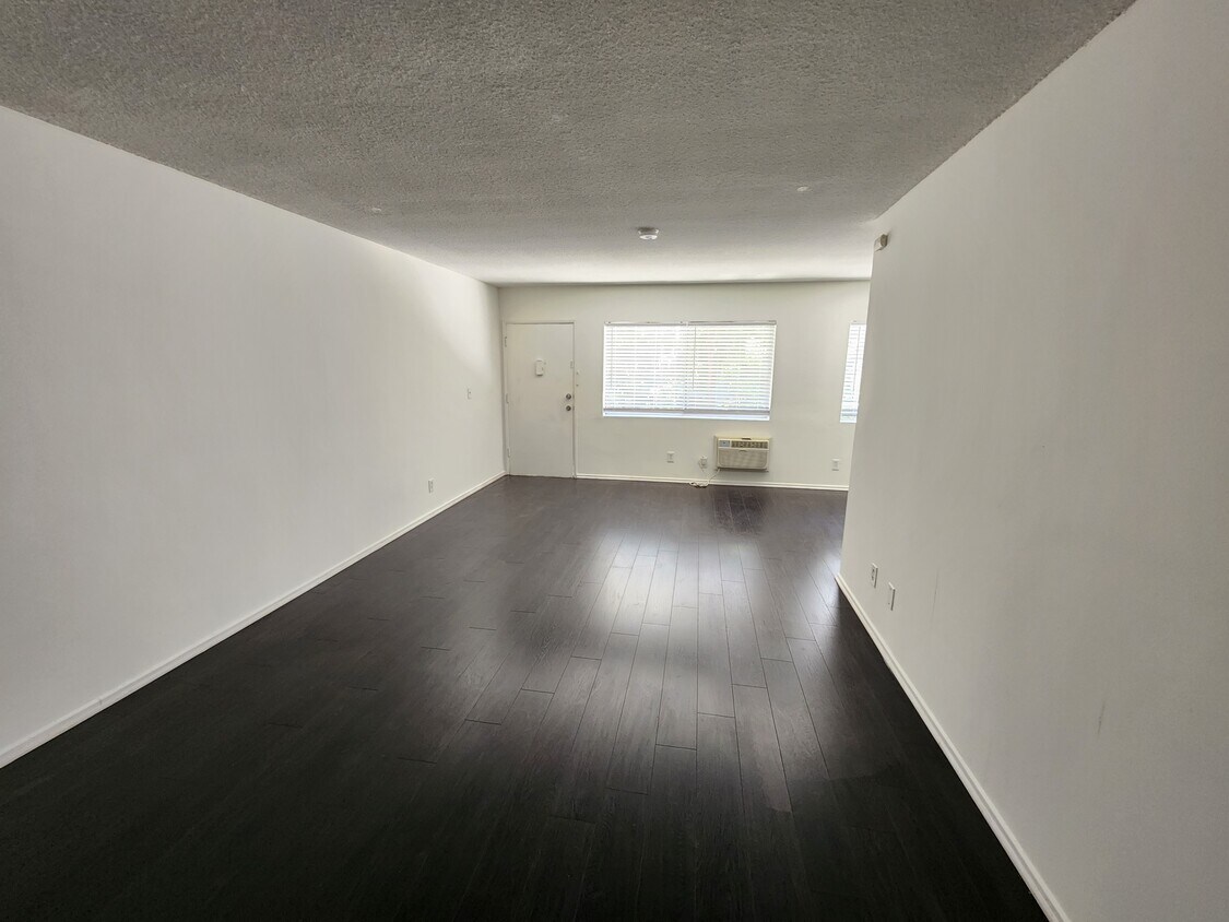 Foto principal - 1759 N Wilton Pl