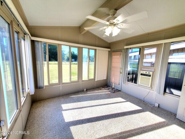 Building Photo - 1618 Lexington Dr