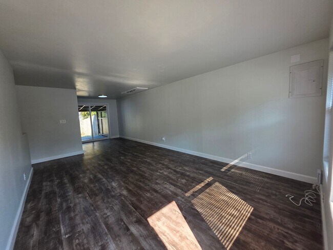 Building Photo - Remolded Bremerton Duplex with fully fence...