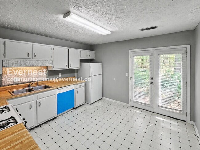 Building Photo - 2 Bed, 2 Bath Home with Off-Street Parking / Pet-Friendly / Coming Soon!