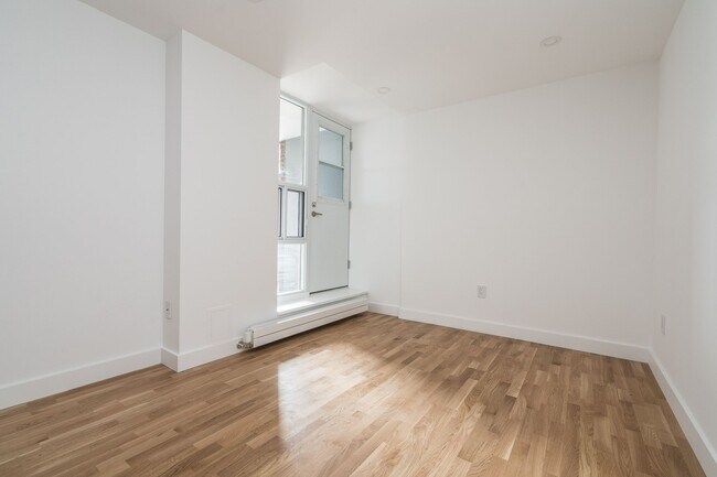 Building Photo - 407-230 Oak St