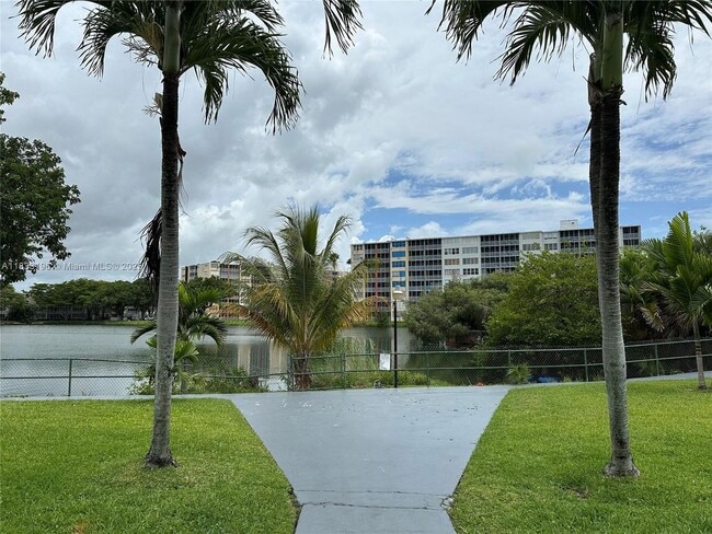 Building Photo - 1723 NE Miami Gardens Dr