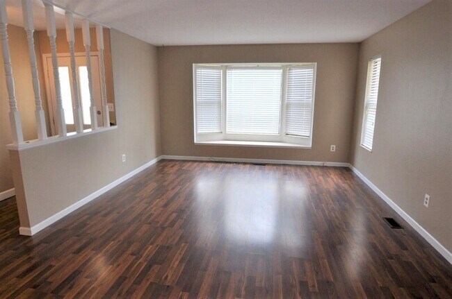 Building Photo - 705 Oak Hollow Ct