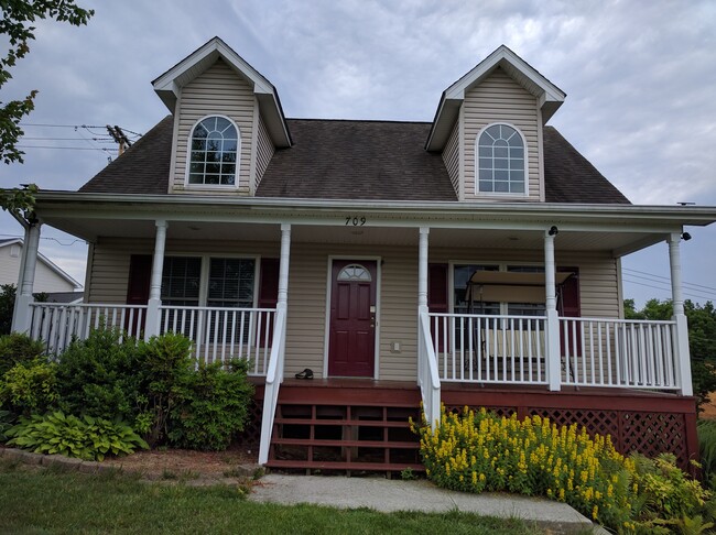 Building Photo - 709 Givens Ln