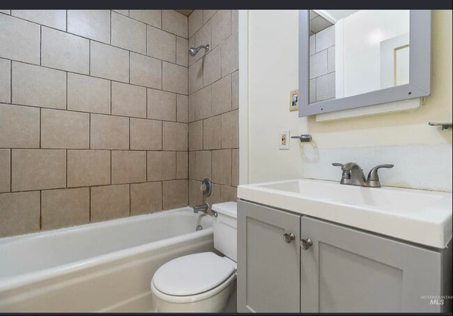 Building Photo - 242 Cherry St