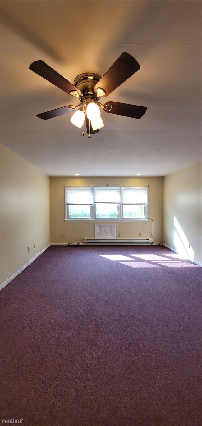 Foto del edificio - 1 br, 1 bath  - 60 Donna Dr