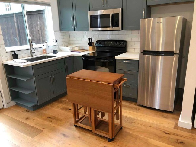 Nueva cocina con nuevos electrodomésticos - 2732 Claremont Blvd