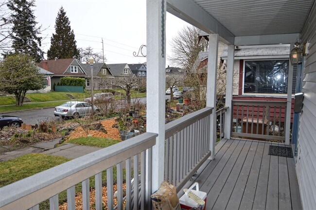 Building Photo - Classic Tacoma Craftsman; Centrally Located!
