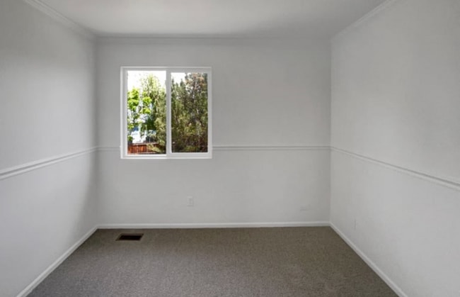 Building Photo - 12660 Eastlake Dr
