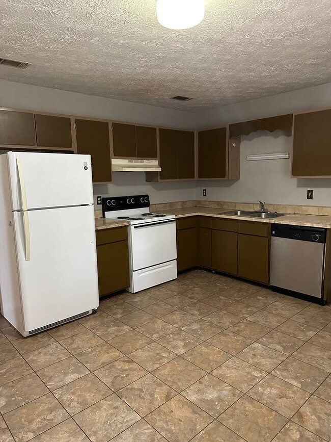 Building Photo - 929 Live Oak Dr