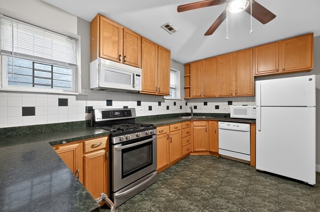 Building Photo - 1516 W Farwell Ave