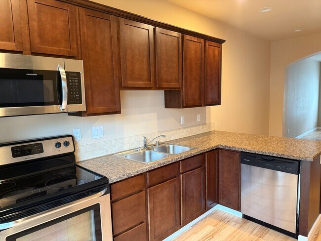 Foto del edificio - Beautiful 2 bed, 2.5 bath townhome located...