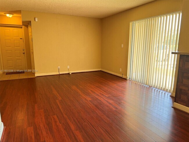 Foto del edificio - 7650 Westwood Dr