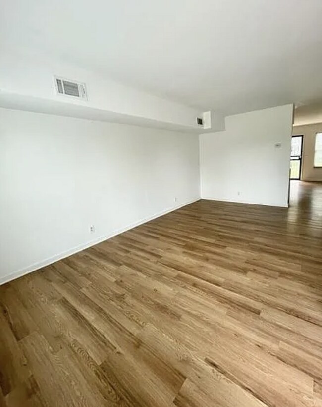 Building Photo - Charming 2 Bed, 1.5 Bath in the Heart of East Nashville