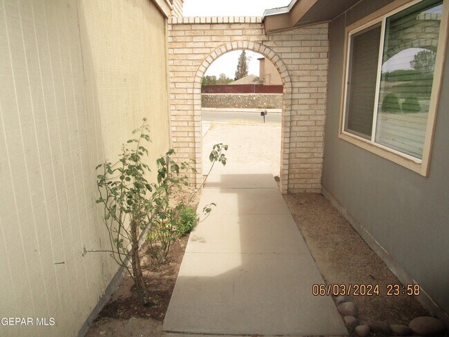 Building Photo - 8020 Algerita Ct