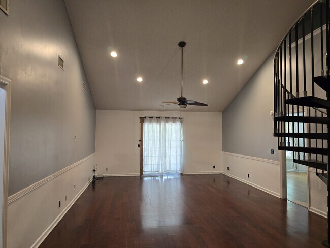 Foto del edificio - 151 Lakeside Dr