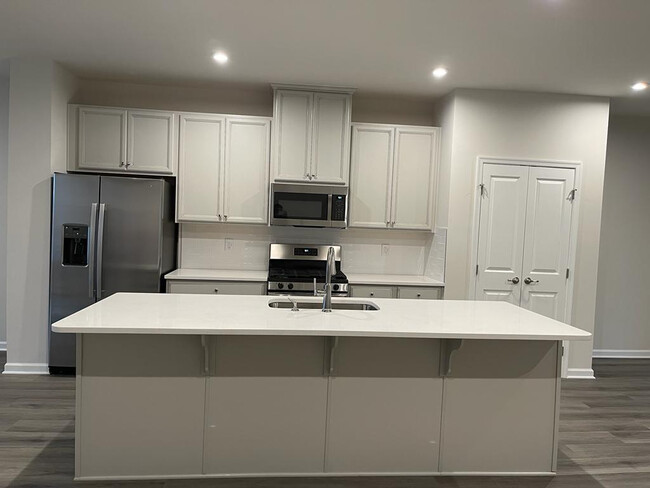 Foto del edificio - Room in Duplex on Romeria Dr