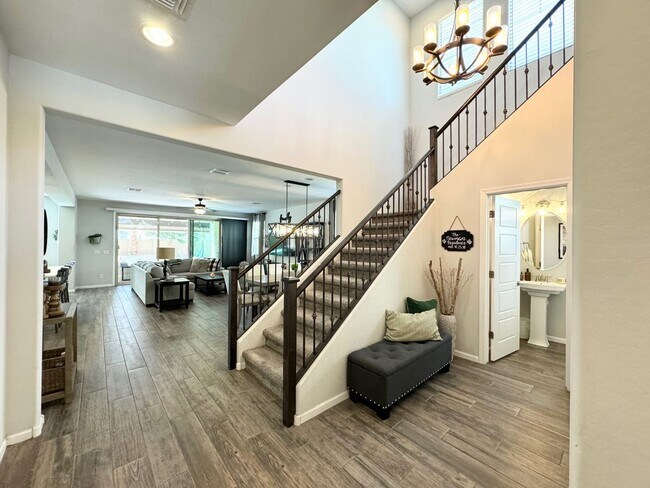 Foto del edificio - Gorgoues Updated home in gated community w...