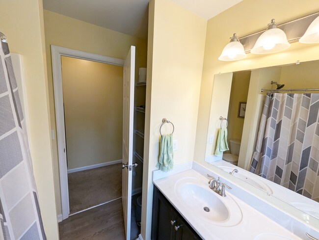 Foto del edificio - 327 Melbourne Ln