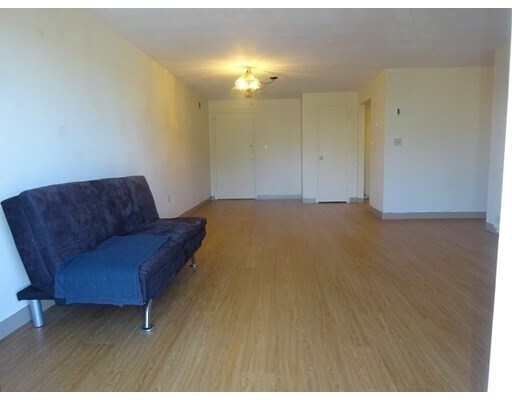 Foto del edificio - 1321 Worcester Rd