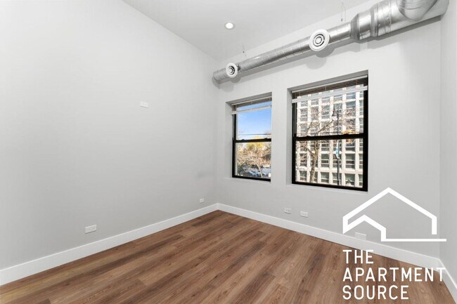 Building Photo - 1219 W Devon Ave