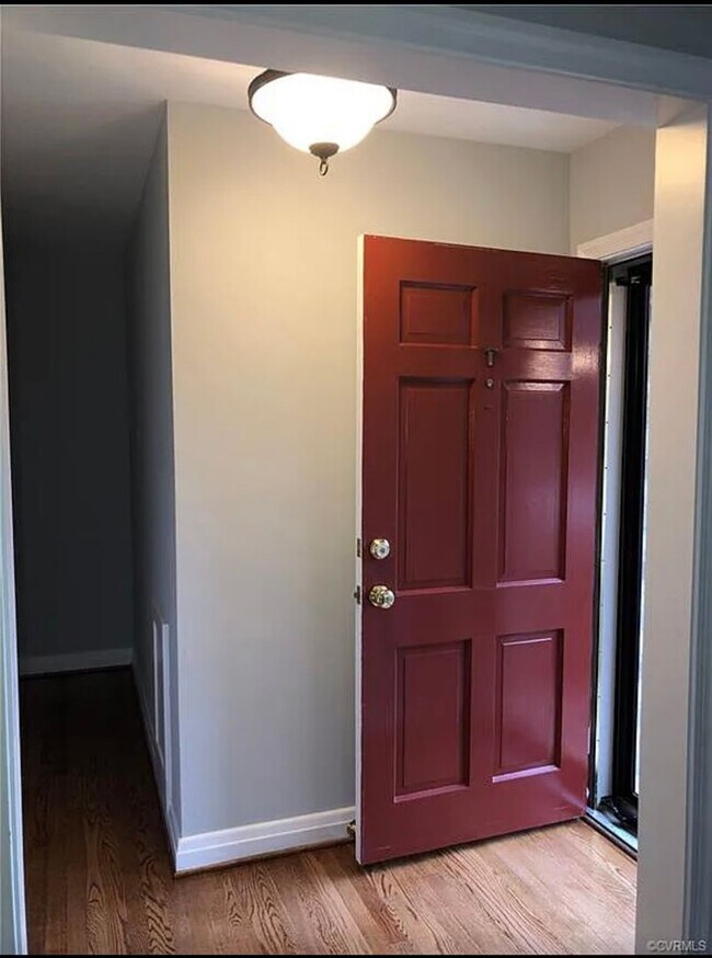 Foto del edificio - Beautifully Renovated 4bdrm/2.5bth Tri-Level Home Located on a Large Lot in Henrico County!!