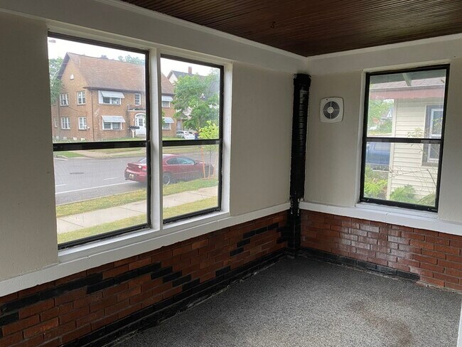 Foto del edificio - Fully Rehabbed 3 Bed 2 Bath w/ Washer + Dryer