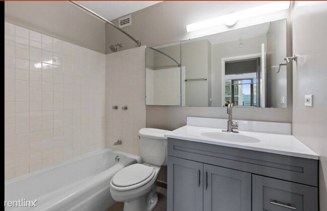 Building Photo - Studio, 1 bath Condo - 200 E Ontario St