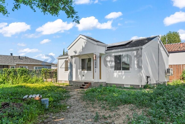 Building Photo - Unit 2