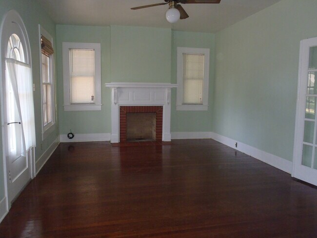 Building Photo - Spacious 2 Bedroom- 600 E. 41st- August Pr...