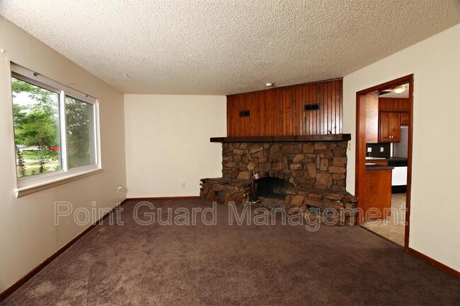 Building Photo - 437 Hillcrest Ct N