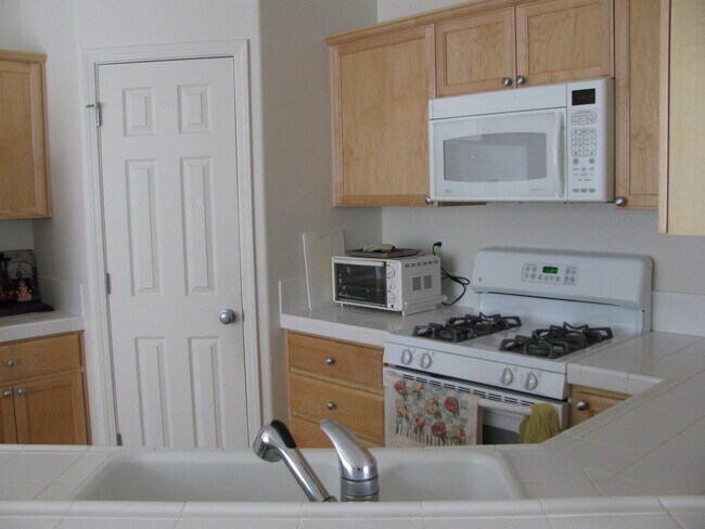 Building Photo - 1652 NW Shadow Hills Lane ~ Excellent Beth...