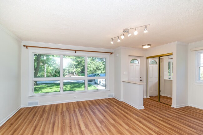 Building Photo - 1305 1st St