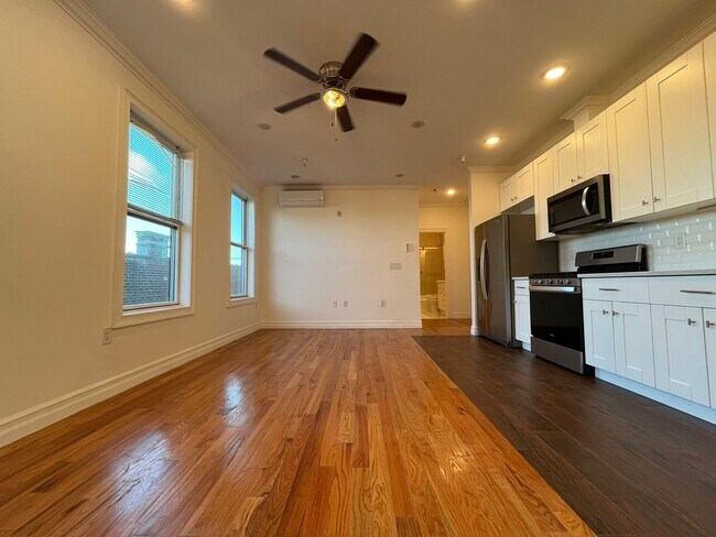 Foto del edificio - 373 Danforth Ave